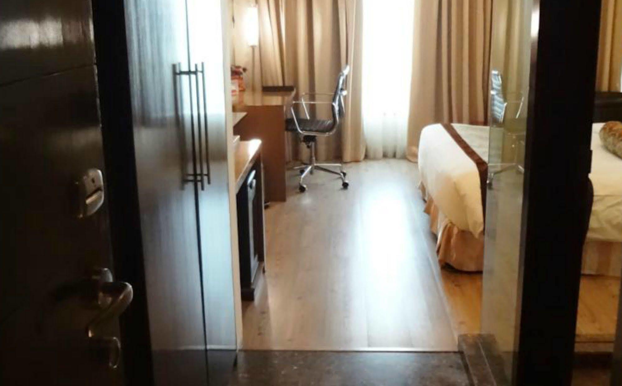 Ramada Powai Hotel & Convention Centre Мумбаї Екстер'єр фото